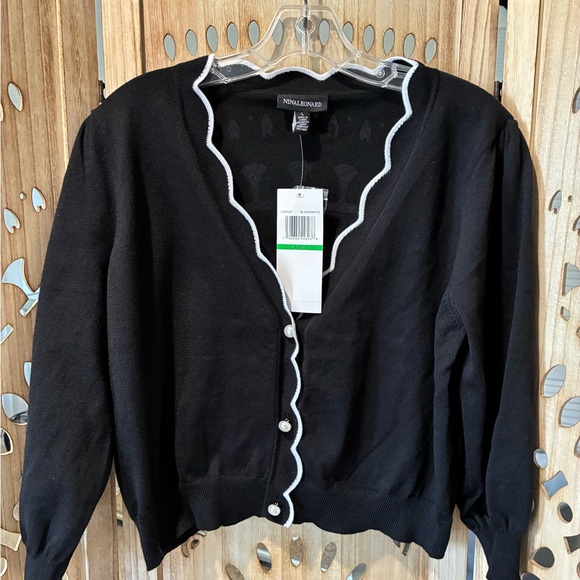 ✨NWT✨ Nina Leonard Black Cardigan with Scalloped White Trim and Pearl Buttons - Picture 5 of 8